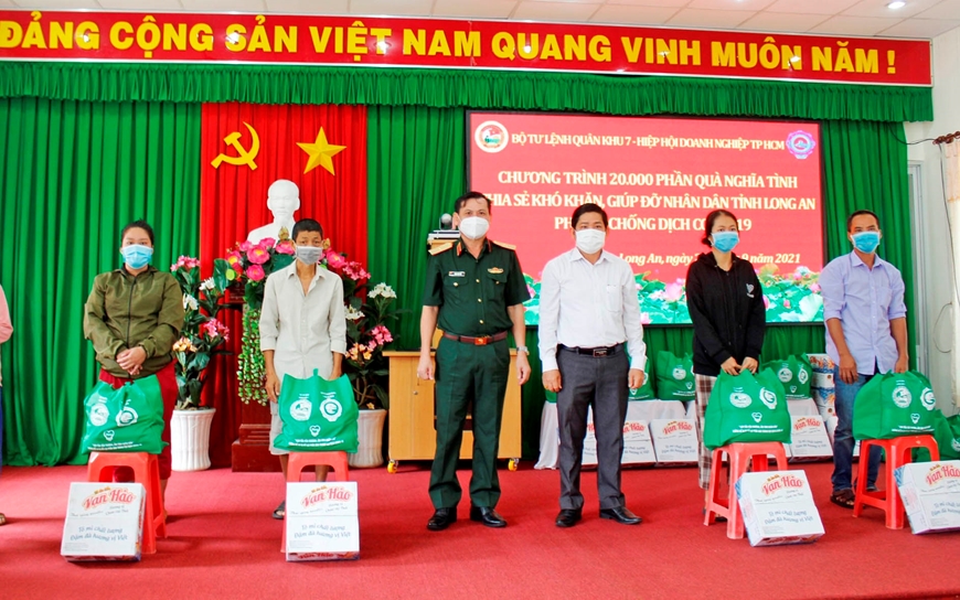 Trao tặng 500 phần quà cho các hộ gia đình khó khăn tại huyện Cần Đước.